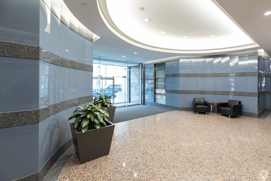 525 University Ave, Toronto, ON à louer - Hall d’entrée - Image 2 de 4