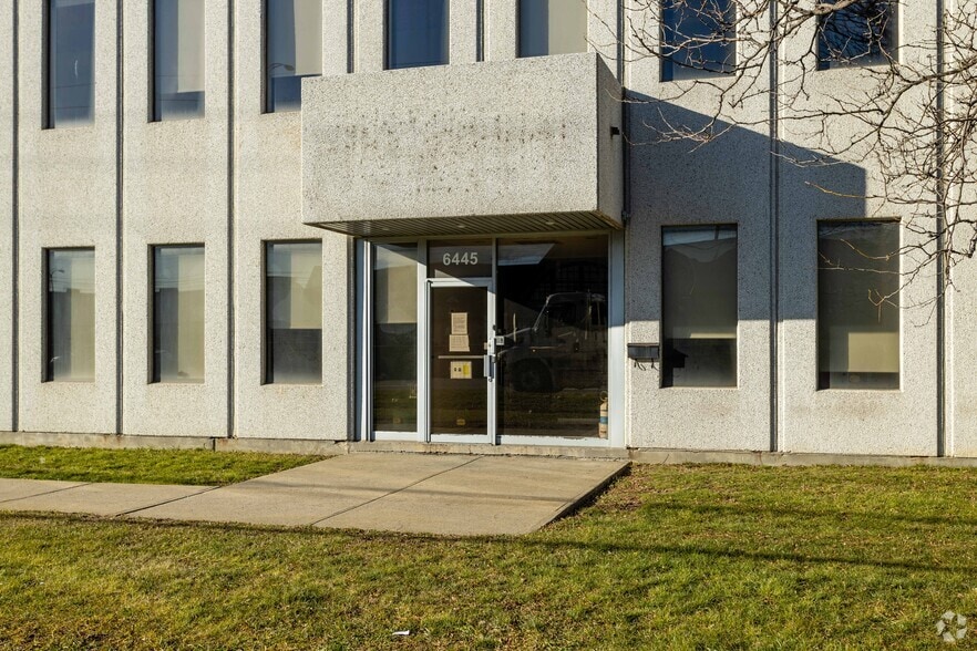 6445 Ch de la Côte-de-Liesse, Montréal, QC à louer - Photo du bâtiment - Image 3 de 12