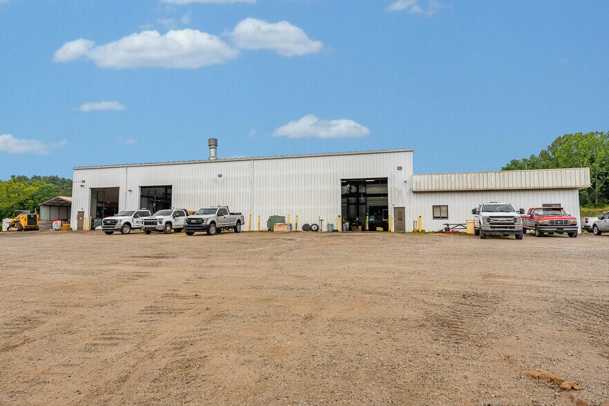 Industrial Investment on 86 +/- AC portefeuille de 2 propriétés à vendre sur LoopNet.ca - Photo du bâtiment - Image 3 de 65