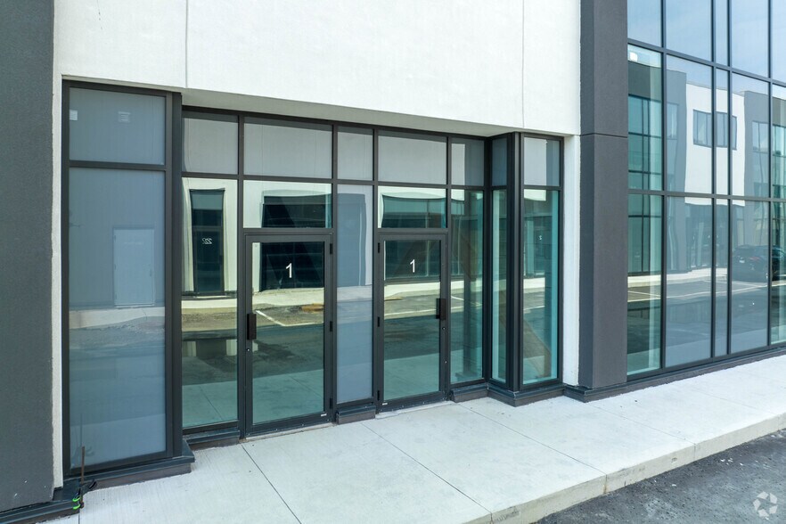 5250 Solar Dr, Mississauga, ON à louer - Photo du bâtiment - Image 3 de 20