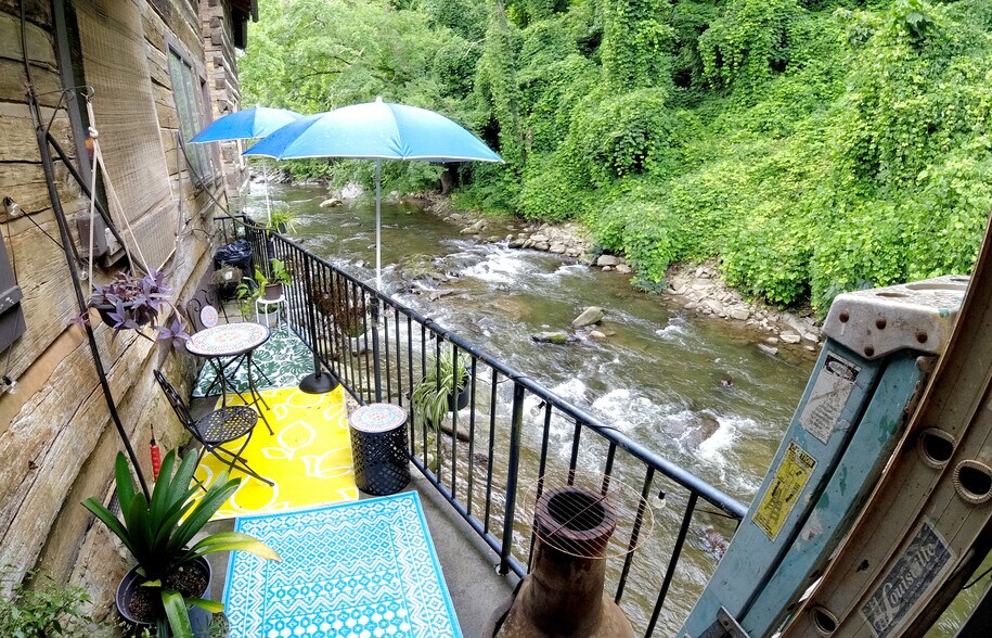 377 Parkway, Gatlinburg, TN à louer - Photo du bâtiment - Image 3 de 8