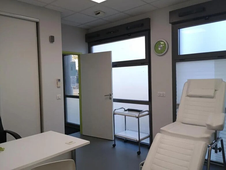 2 Rue De L'Ecole, Rillieux-la-Pape for lease - Interior Photo - Image 3 of 5