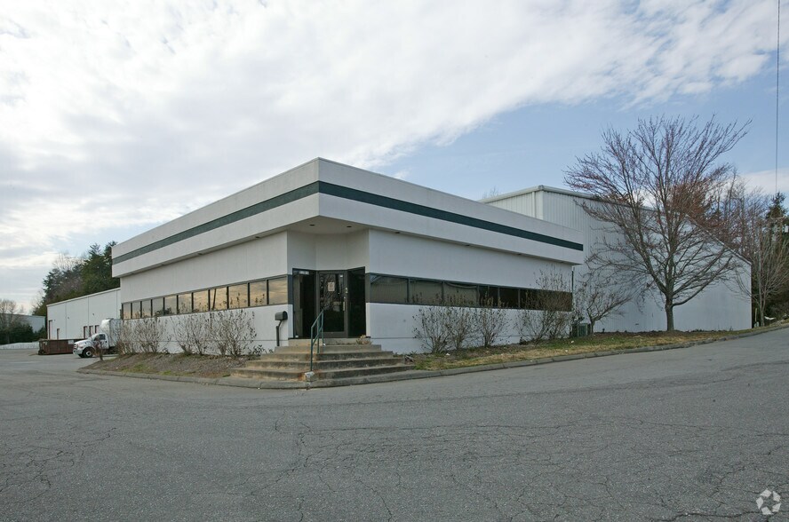 5170 Indiana Ave, Winston-Salem, NC for lease - Building Photo - Image 1 of 5