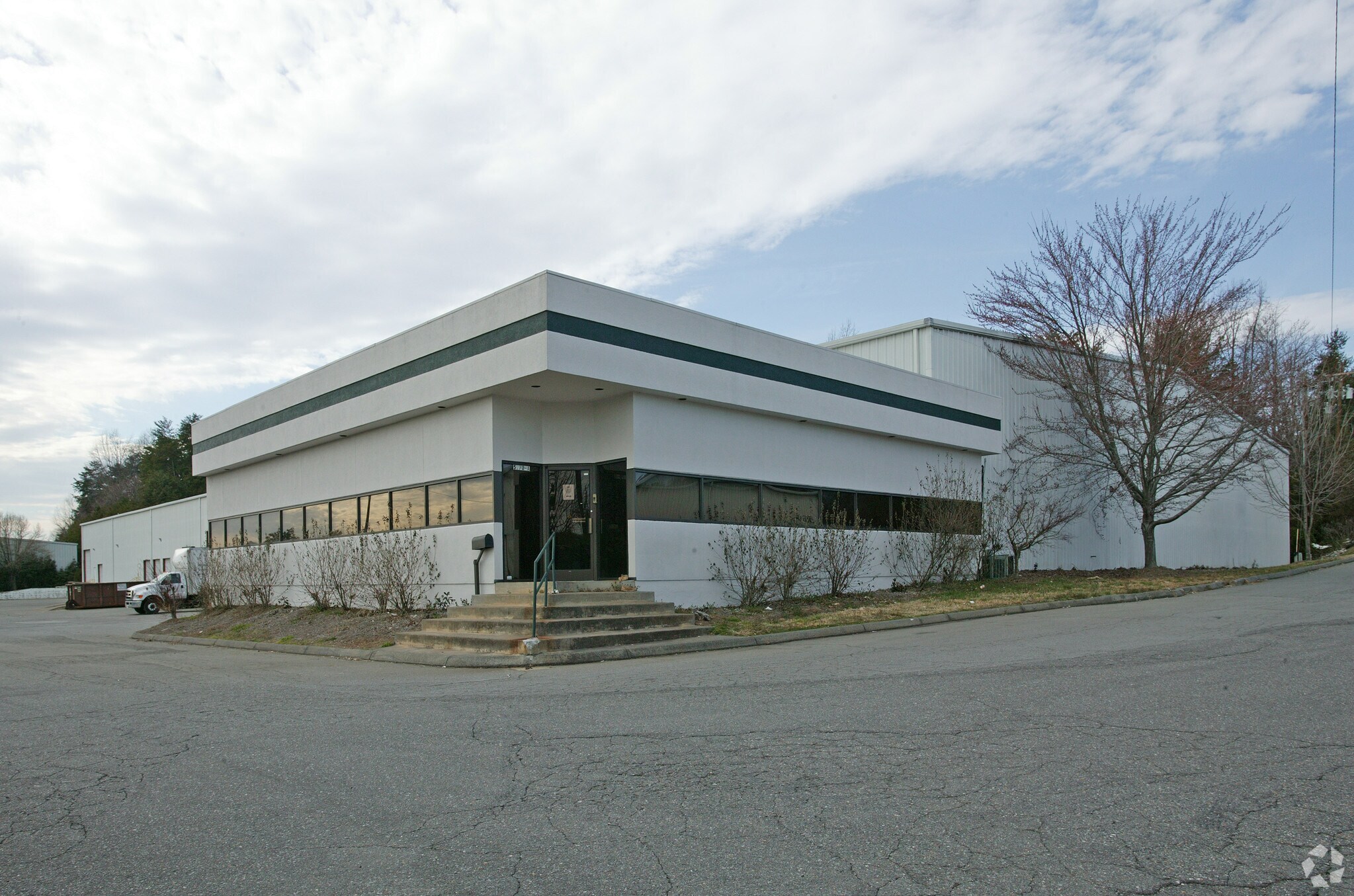 5170 Indiana Ave, Winston-Salem, NC à louer Photo du bâtiment- Image 1 de 6