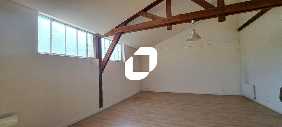Office in Montreuil for lease - Building Photo - Image 3 of 18