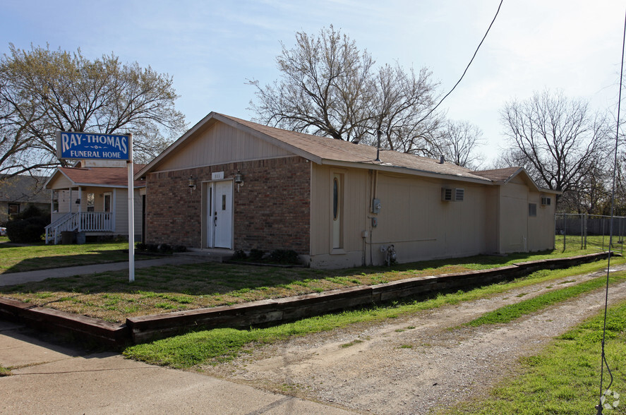 811 W Brown St, Ennis, TX for lease - Building Photo - Image 2 of 4