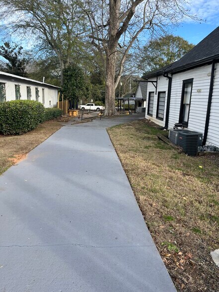 913 Main St, Stone Mountain, GA à louer - Photo du bâtiment - Image 2 de 5