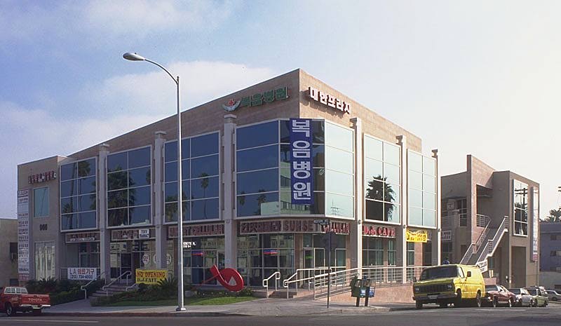 966 S Western Ave, Los Angeles, CA à louer - Photo du bâtiment - Image 2 de 16