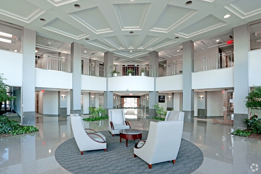 26200 Town Center Dr, Novi, MI à louer - Hall d’entrée - Image 2 de 7