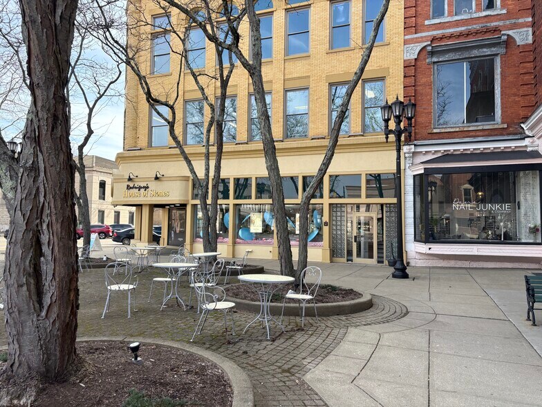 108 E High Ave, New Philadelphia, OH à louer - Photo du bâtiment - Image 3 de 11