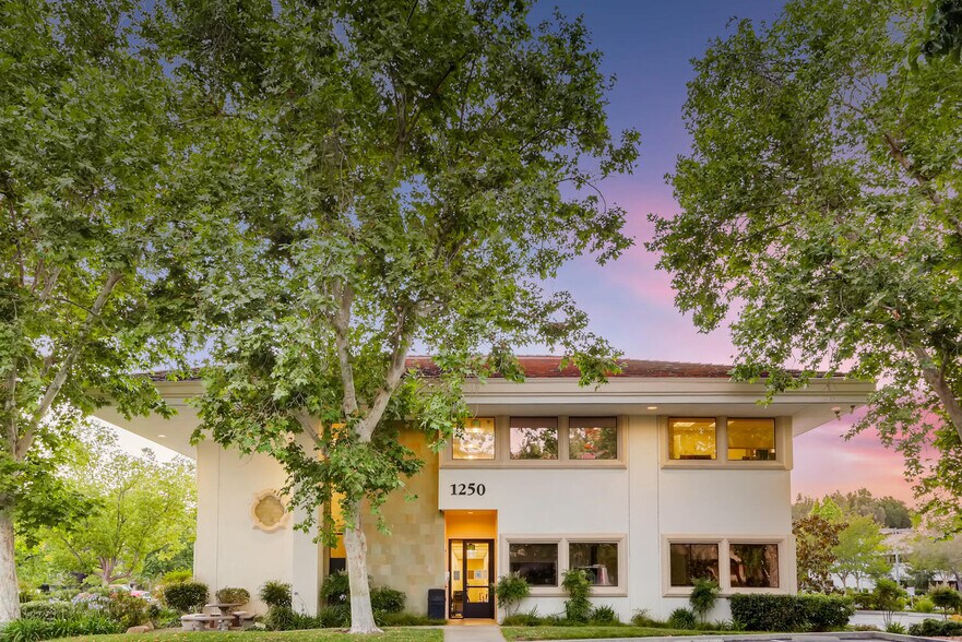 1250 La Venta Dr, Westlake Village, CA à louer - Photo du bâtiment - Image 3 de 6