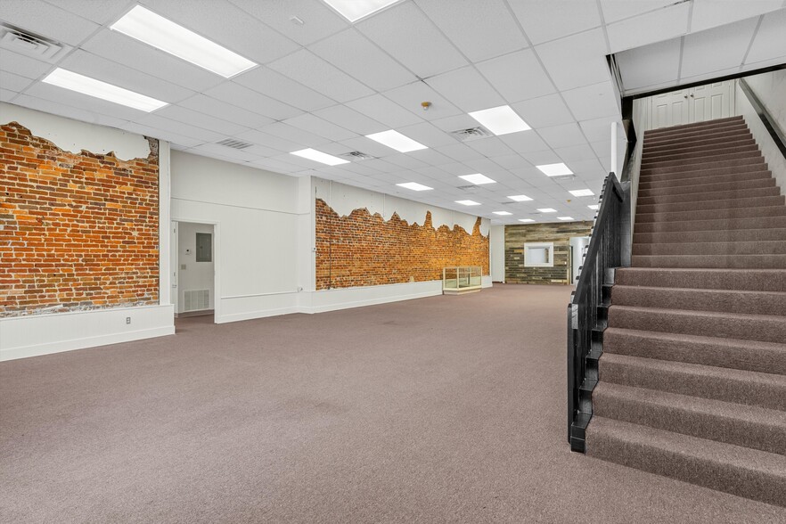 107 W Main St, Cameron, TX for lease - Interior Photo - Image 2 of 39