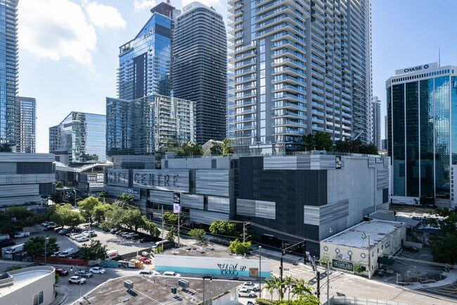 Plus de détails pour 78 SW 7th St, Miami, FL - Bureau à louer