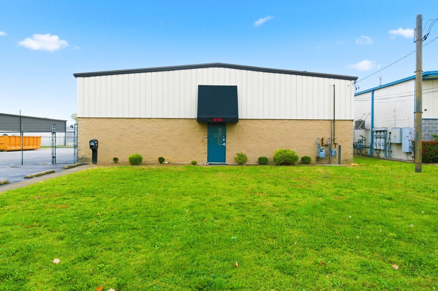 444 Downes Ter, Louisville, KY for lease - Building Photo - Image 1 of 35