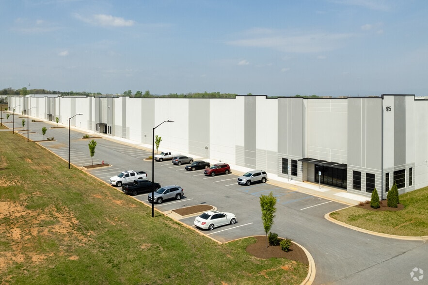 915 Victor Hill Rd, Greer, SC for lease - Building Photo - Image 2 of 9