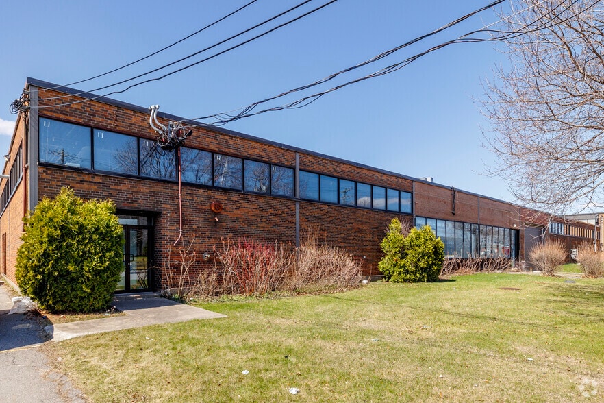5775 Rue Ferrier, Mont-Royal, QC à louer - Photo du bâtiment - Image 3 de 5