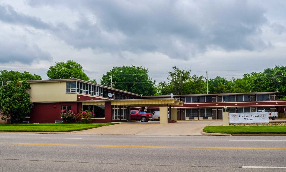 1710 Main St, Winfield, KS for sale - Primary Photo - Image 1 of 5