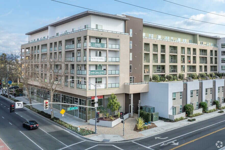 1660 E 1st St, Santa Ana, CA à louer - Photo du bâtiment - Image 3 de 7