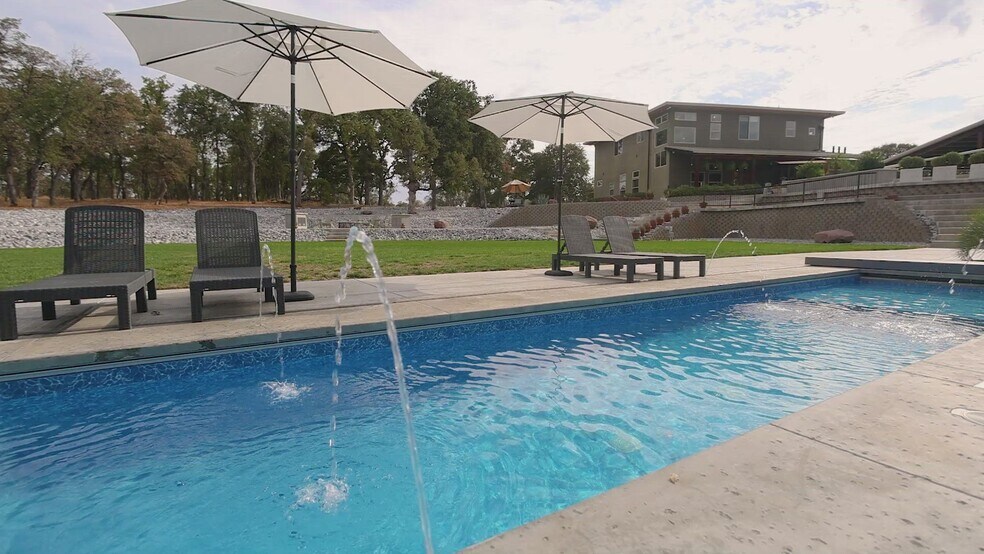 16710 Oak Hollow Dr, Cottonwood, CA à vendre - Vidéo sur l’inscription commerciale - Image 2 de 41