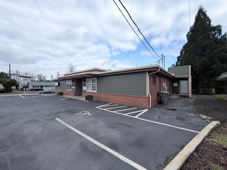 950-960 Uglow Ave SE, Dallas, OR à vendre - Photo du bâtiment - Image 3 de 15