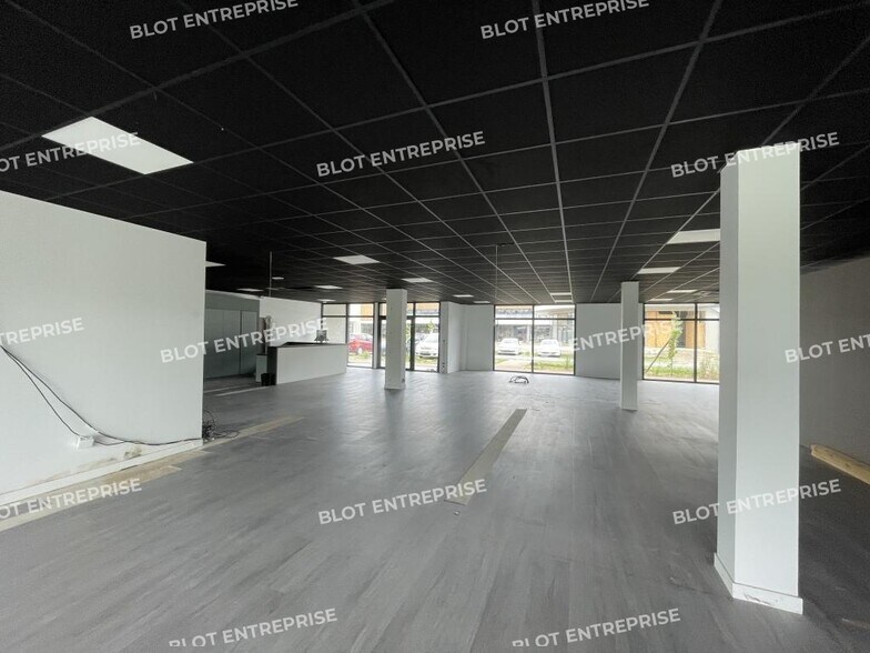 Retail in Landerneau for lease - Interior Photo - Image 3 of 12