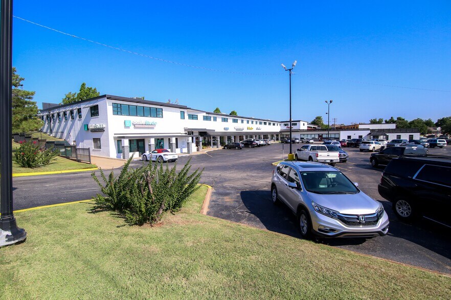 5116-524 N Shartel Ave, Oklahoma City, OK for lease - Building Photo - Image 2 of 5