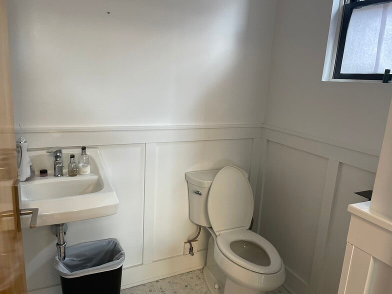 19 Orchard St, Manhasset, NY à louer - Photo du bâtiment - Image 3 de 13