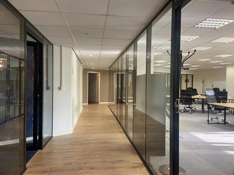 Office in Saint-Cloud for lease - Interior Photo - Image 2 of 5