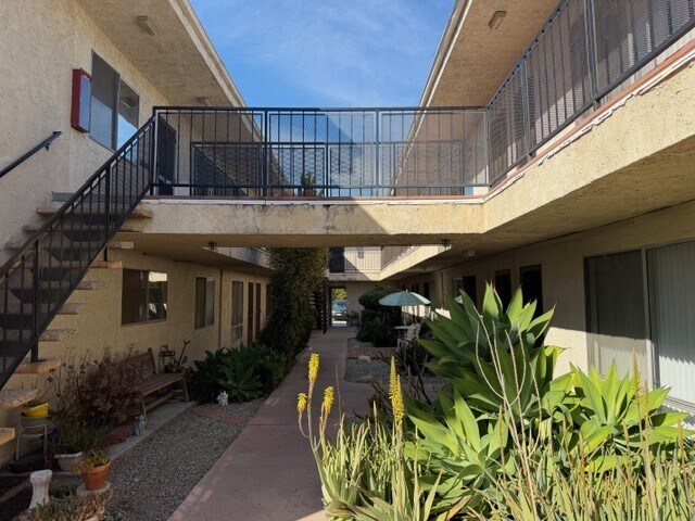 25711 Frampton Ave, Harbor City, CA à vendre - Photo du bâtiment - Image 2 de 5