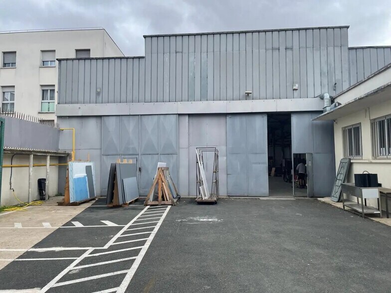 Local d'activités dans Saint-Denis à vendre - Photo du bâtiment - Image 2 de 10