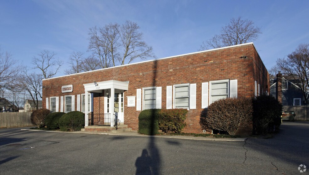 1023 Pulaski Rd, East Northport, NY à vendre - Photo du bâtiment - Image 2 de 3