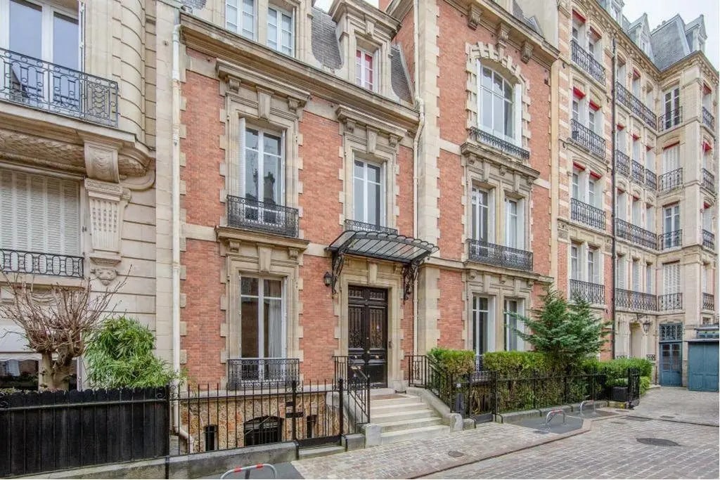 Office in Paris for sale Building Photo- Image 1 of 12