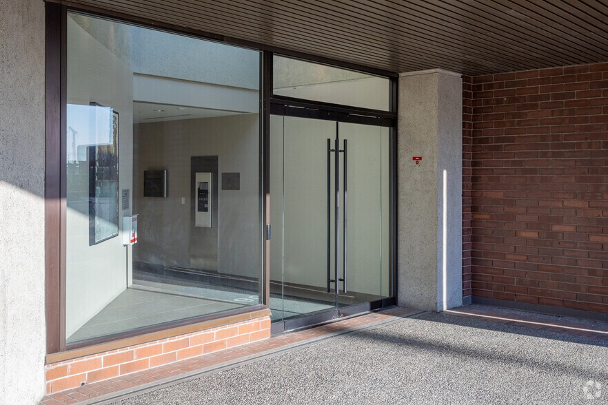 4190 Lougheed Hwy, Burnaby, BC à louer - Photo du bâtiment - Image 3 de 8