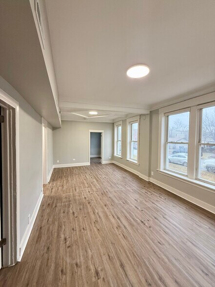 201 N Laramie Ave, Chicago, IL à vendre - Photo du bâtiment - Image 3 de 9
