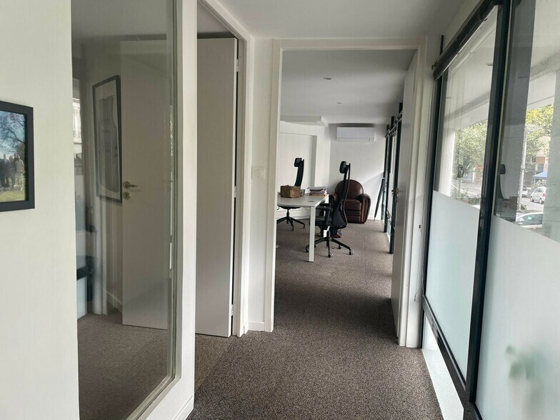 Office in Lyon for lease - Building Photo - Image 3 of 16