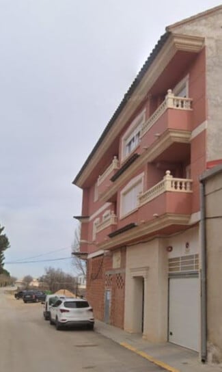 Plus de détails pour Multi-résidentiel à vendre