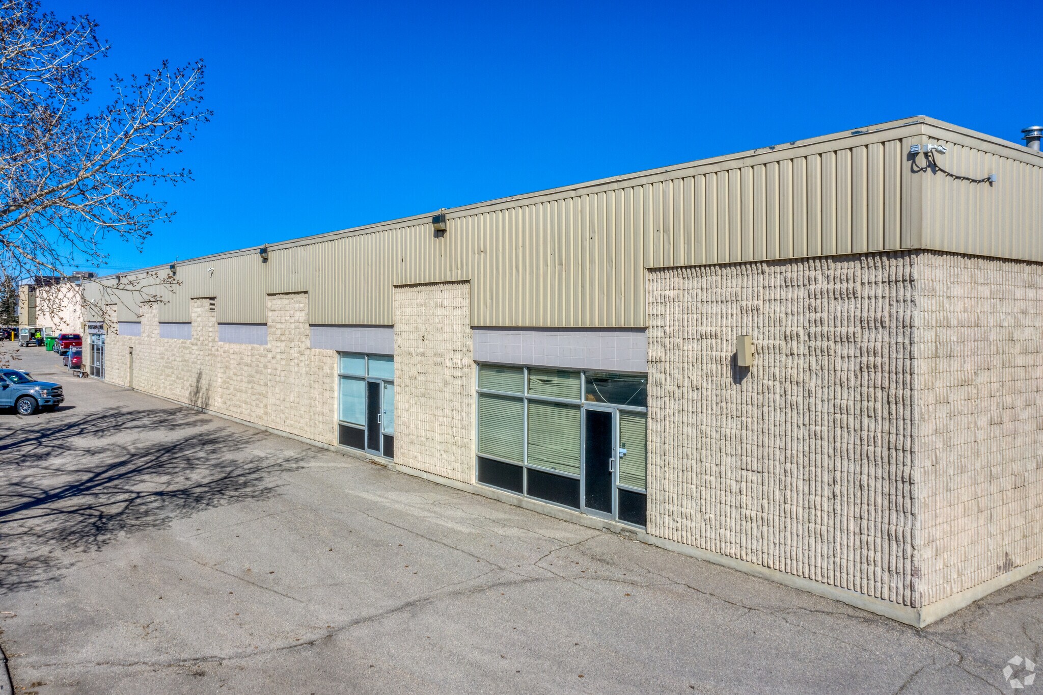 6423 Burbank Rd SE, Calgary, AB for sale Primary Photo- Image 1 of 1
