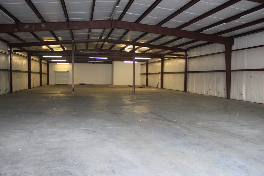 107 Industrial Park Dr, Hollister, MO for lease - Building Photo - Image 3 of 4