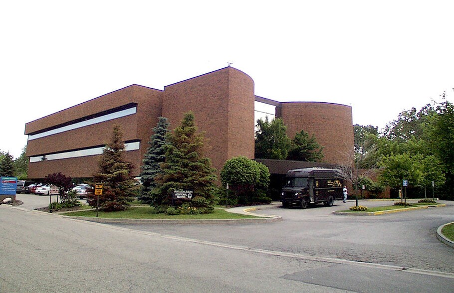 27483 Dequindre Rd, Madison Heights, MI à louer - Photo du bâtiment - Image 2 de 5