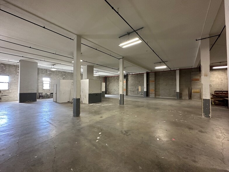 255 47th St, Brooklyn, NY for lease - Interior Photo - Image 3 of 14