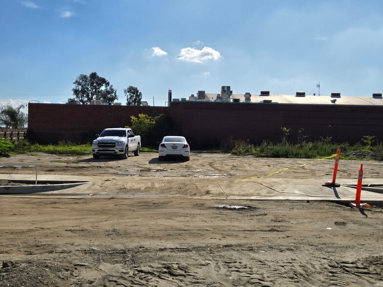 736 E Holt Blvd, Ontario, CA à vendre - Photo du bâtiment - Image 3 de 7