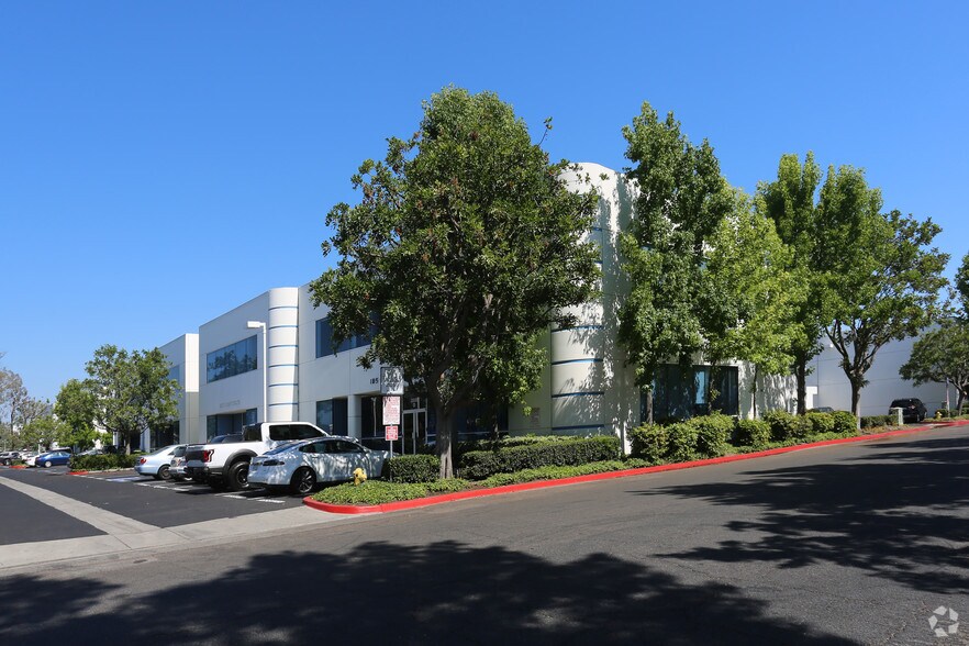 3506 Lake Center Dr, Santa Ana, CA à louer - Photo du bâtiment - Image 2 de 5