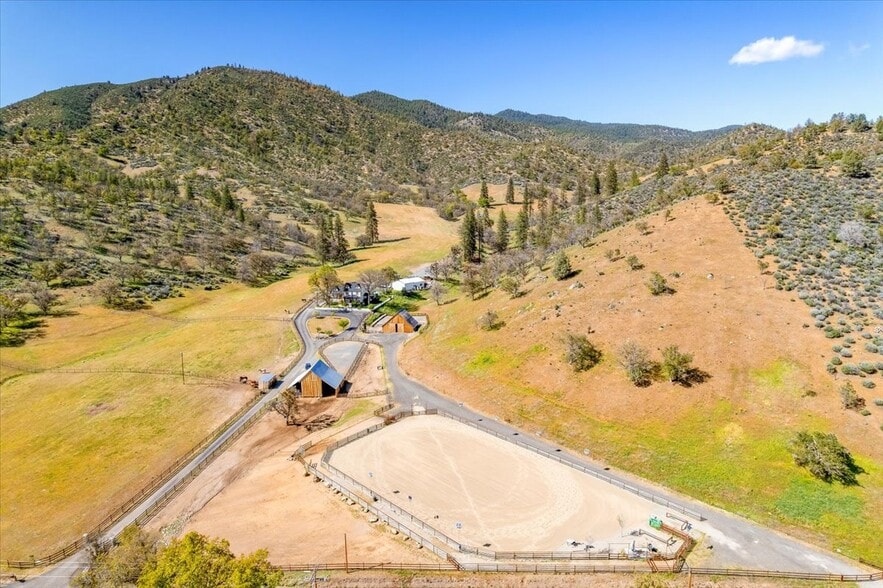 2437 W Moffett Creek Rd, Fort Jones, CA for sale - Building Photo - Image 3 of 38