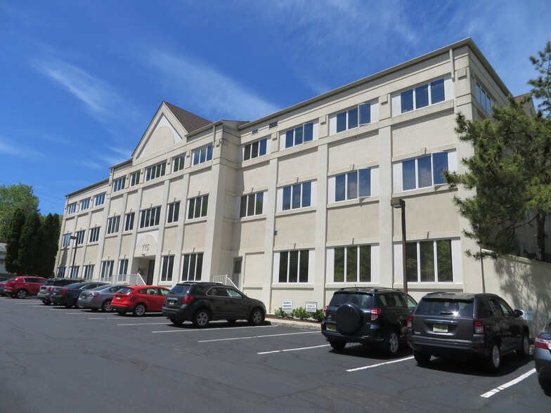 775 Mountain Blvd, Watchung, NJ à louer - Photo du bâtiment - Image 2 de 24