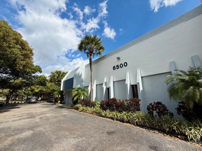 6500 NW 15th Ave, Fort Lauderdale, FL à louer - Photo du bâtiment - Image 3 de 7