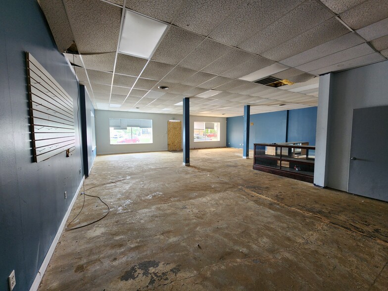 400-410 N Earl Ave, Lafayette, IN for lease - Interior Photo - Image 2 of 5