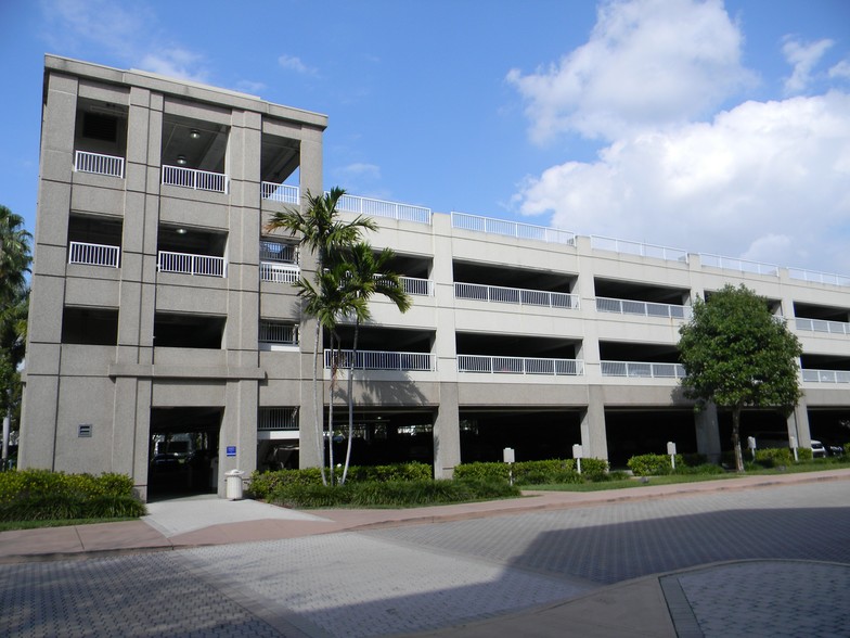 2385 NW Executive Center Dr, Boca Raton, FL for lease - Building Photo - Image 2 of 7