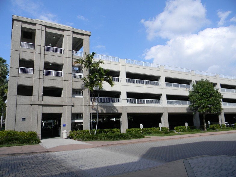 2385 NW Executive Center Dr, Boca Raton, FL à louer - Photo du bâtiment - Image 2 de 7