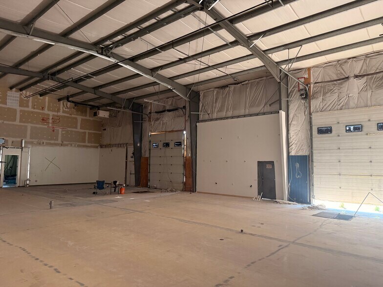 9231 50 St NW, Edmonton, AB à louer - Photo intérieure - Image 2 de 8