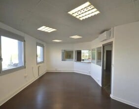 Office in Rillieux-la-Pape for lease Interior Photo- Image 2 of 4